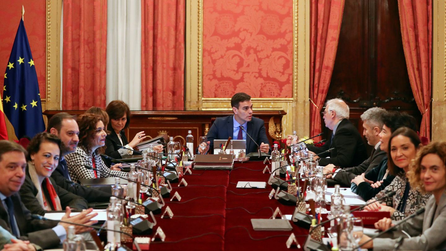 Pedro Sánchez, con su Consejo de Ministros en Barcelona, el pasado 21 de diciembre. (Reuters)