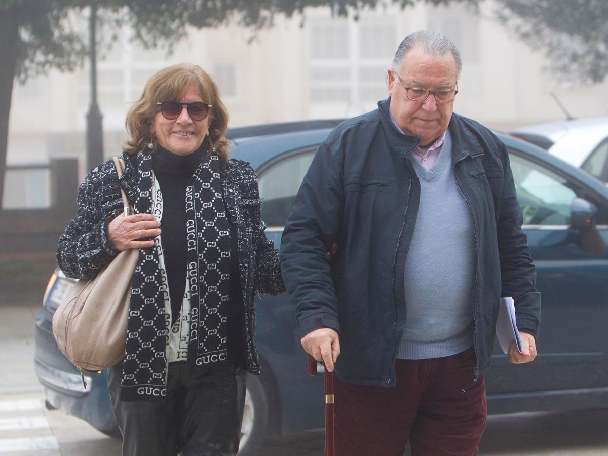 Foto: José Carlos Fernández-Cervera y Rosa Neira, padres de Déborah Fernández, llegan a los juzgados, este jueves, en Tui, Pontevedra. (EFE)