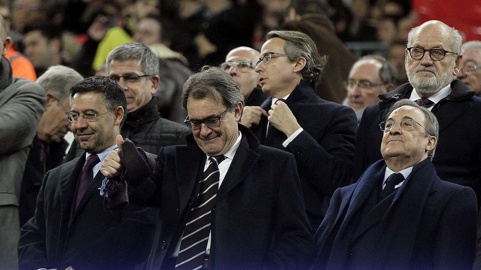 Foto: Bartomeu (izq.) y Florentino (der.) separados por Mas en el palco del Camp Nou el pasado domingo (Efe)