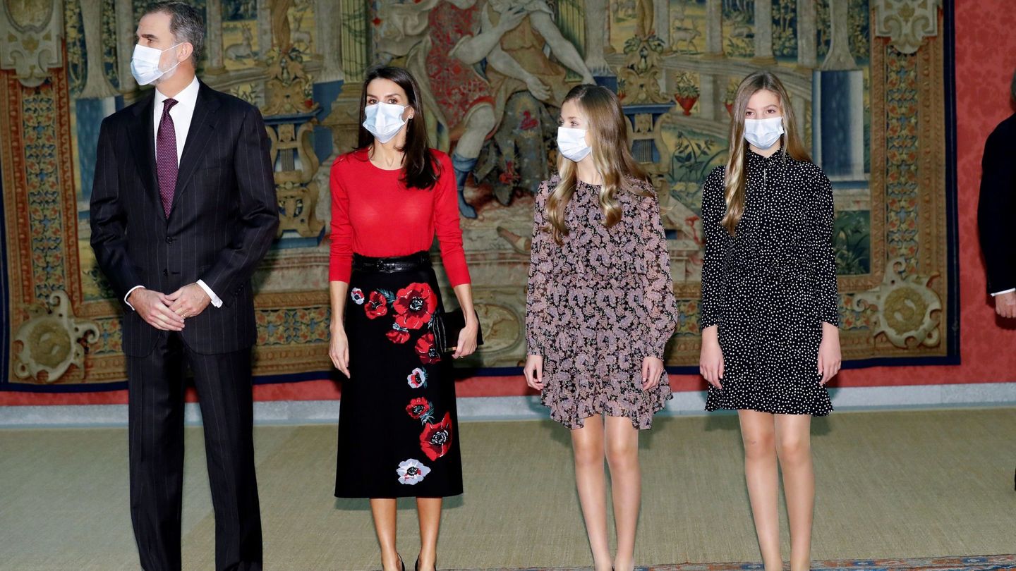 Los Reyes y sus hijas, en un acto de la Fundación Princesa de Girona. (EFE)
