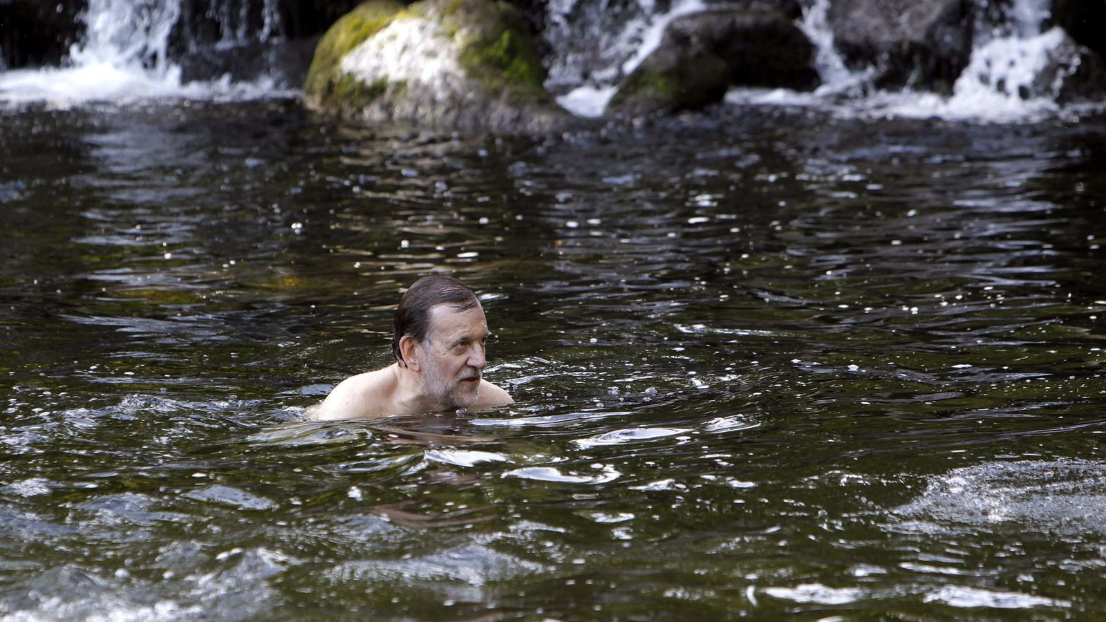 Foto: El presidente del Gobierno, Mariano Rajoy, durante un baño que se dió ayer en las aguas del río Umia, en Meis (Pontevedra). (Efe)