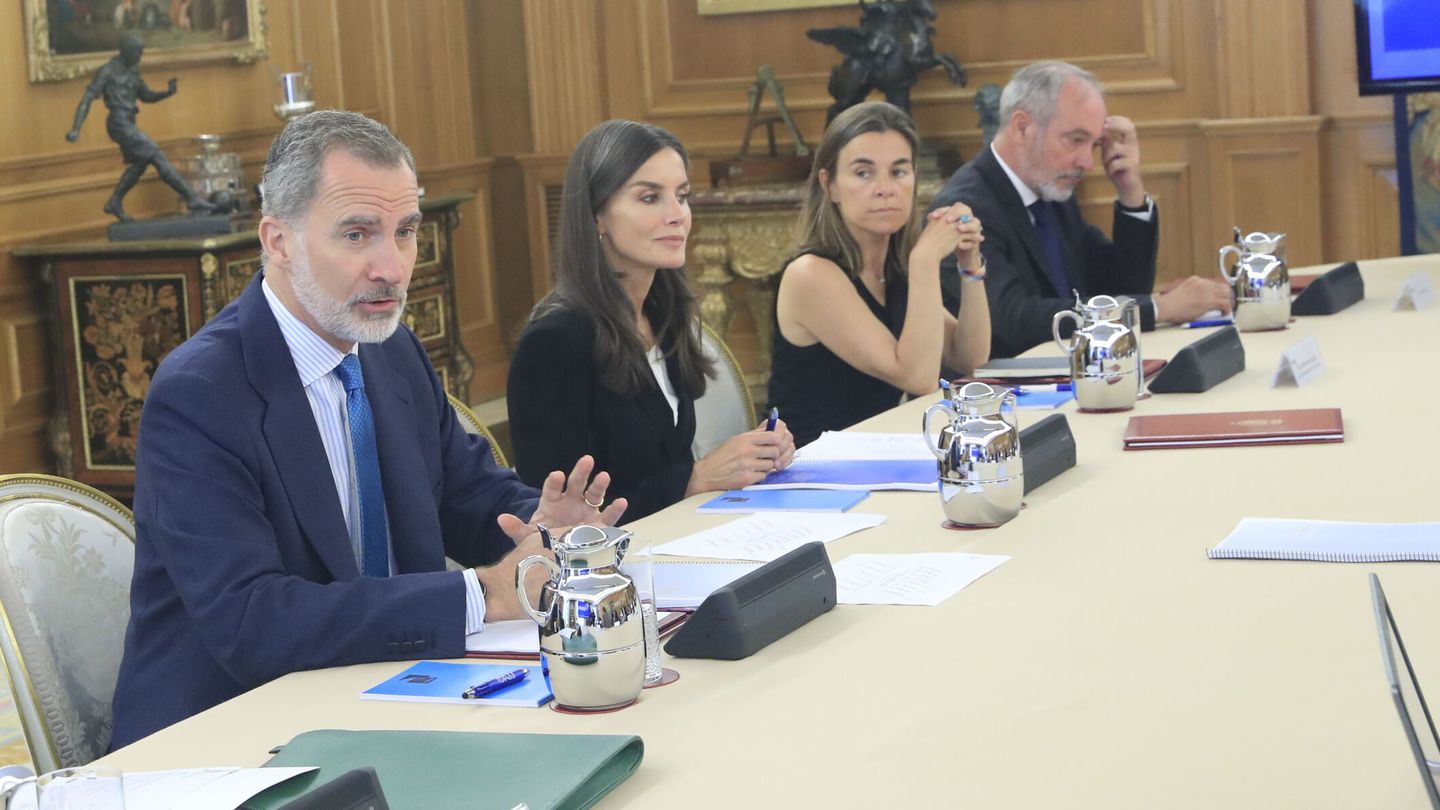 Los Reyes presiden la reunión de la comisión delegada de la Fundación Princesa de Girona. (EFE)
