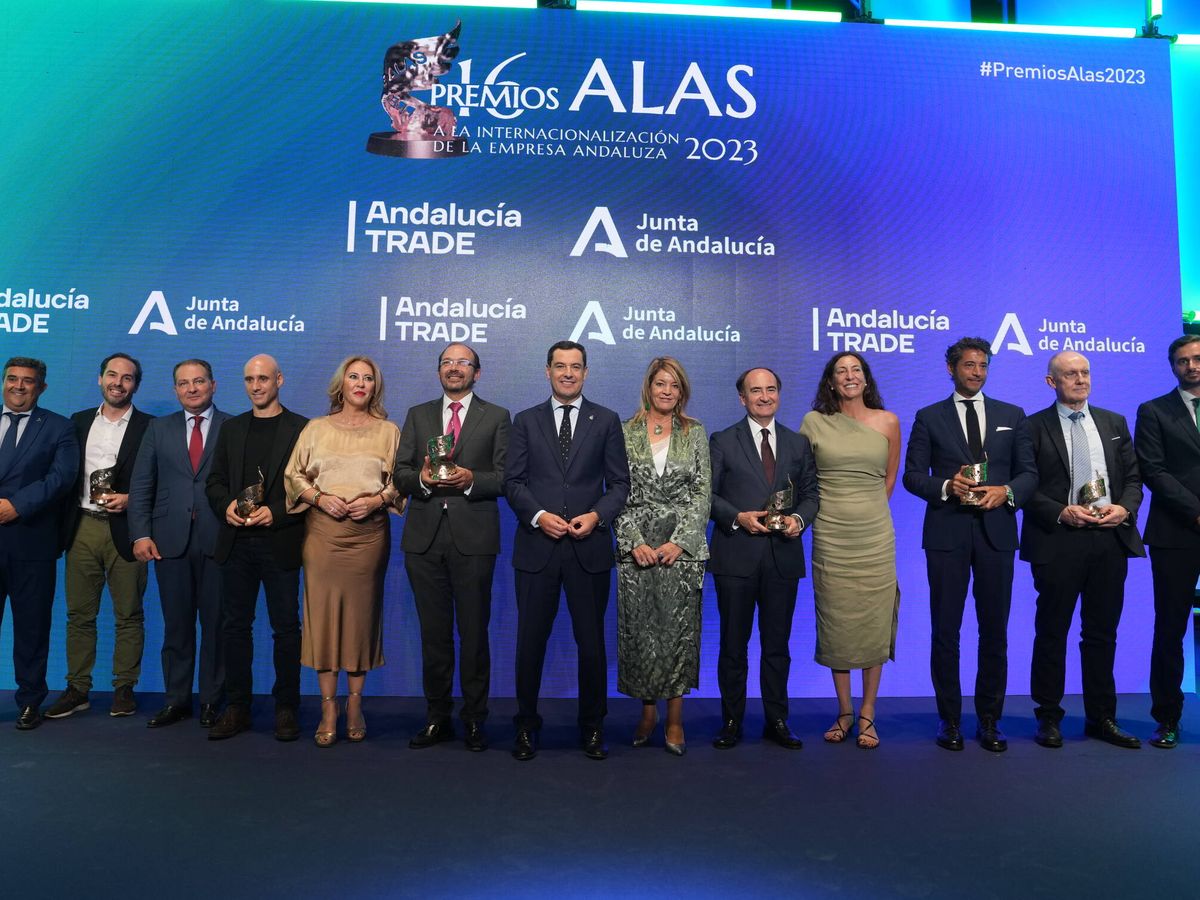 Foto: El presidente de la Junta con los galardonados en los Premios Alas 2023. (Cedida)