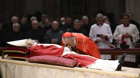 Miles de fieles despiden al papa Benedicto XVI entre incógnitas sobre su funeral