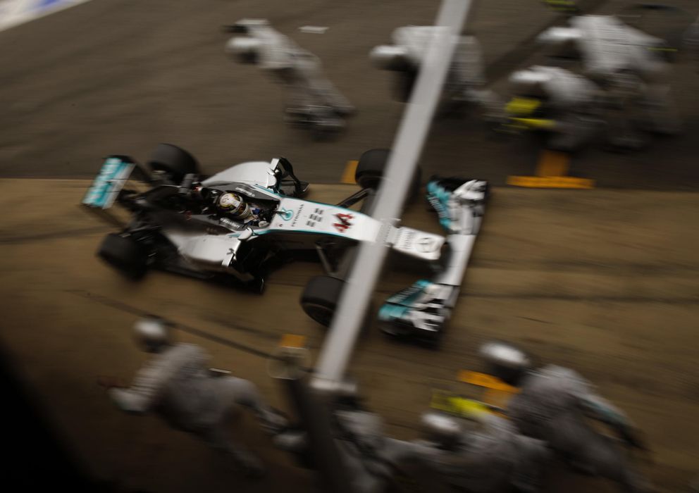 Foto: Hamilton, en una de sus paradas en boxes. (AP)