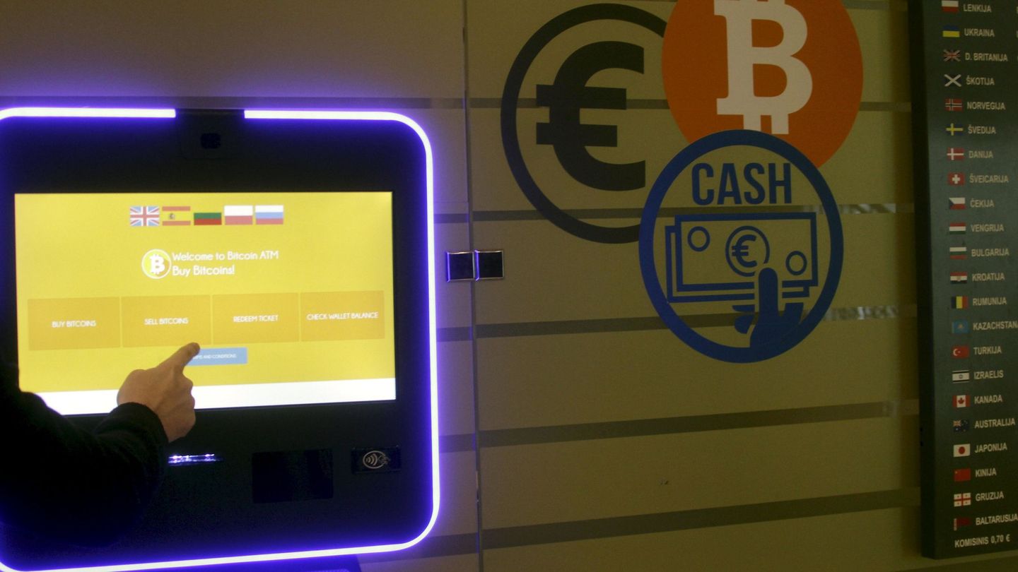Vista de un cajero automático de Bitcoin en Lituania. (EFE)