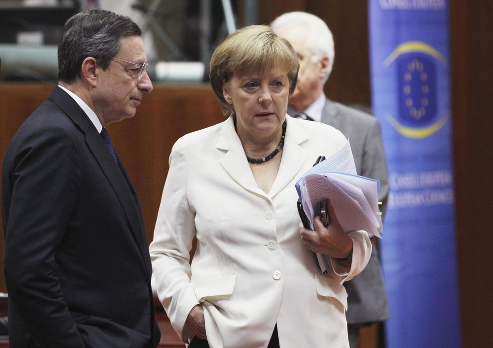 Foto: El presidente del BCE, Mario Draghi, junto a la canciller alemana, Angel Merkel
