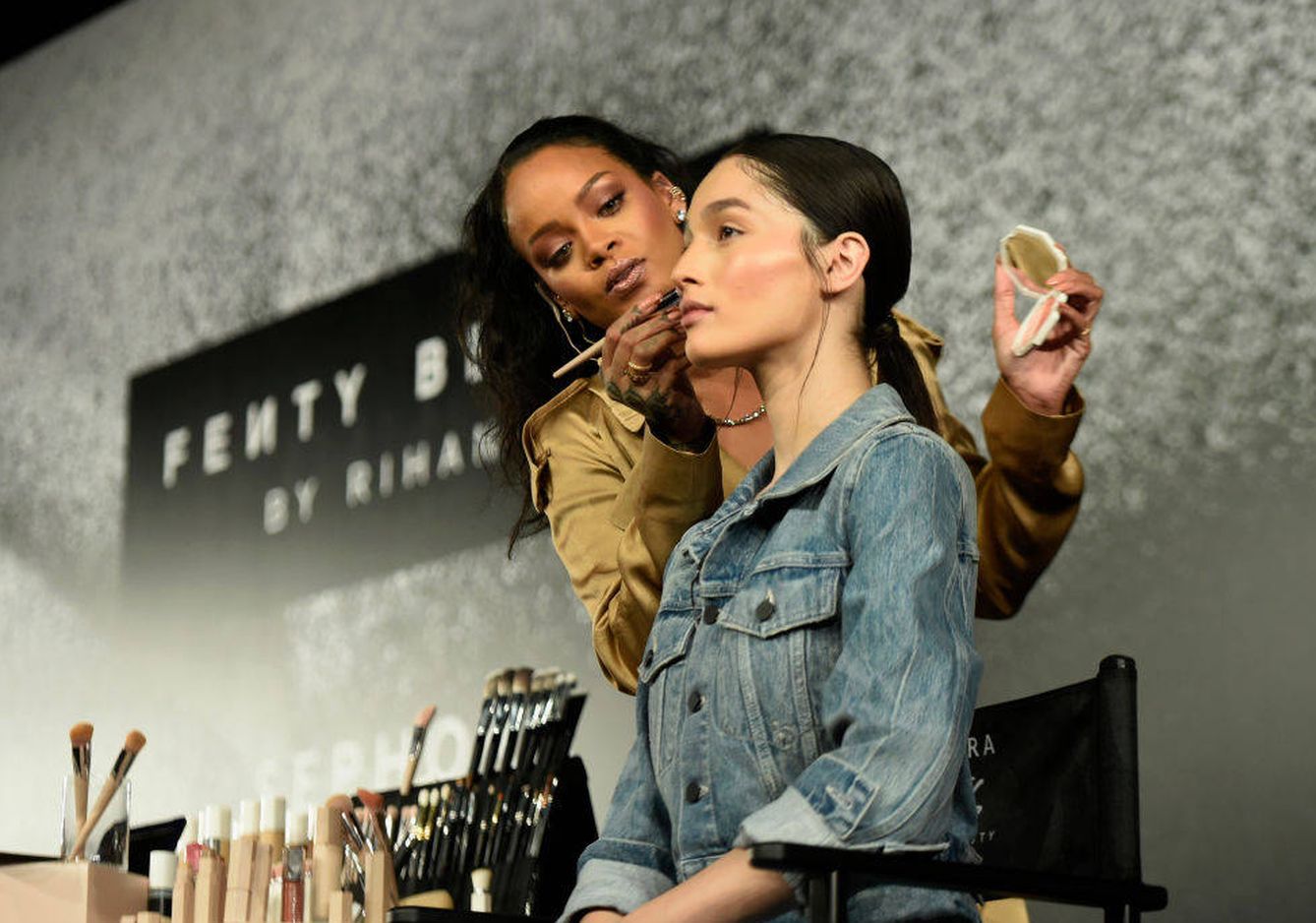 Rihanna en una clase sobre maquillaje en colaboración con Sephora. (Mark Ganzon/Getty Images for Fenty Beauty)