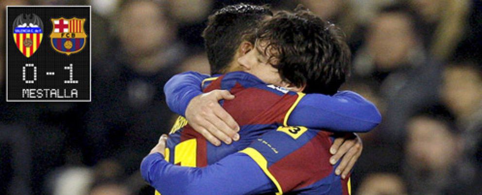 Foto: Messi desatasca al Barça en Mestalla