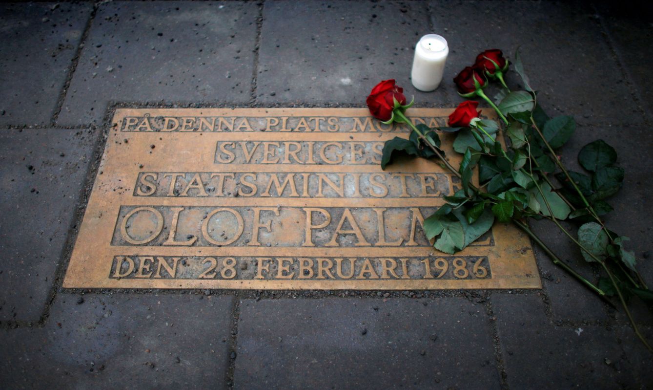 Una placa recordando a Olof Palme, asesinado en el centro de Estocolmo.