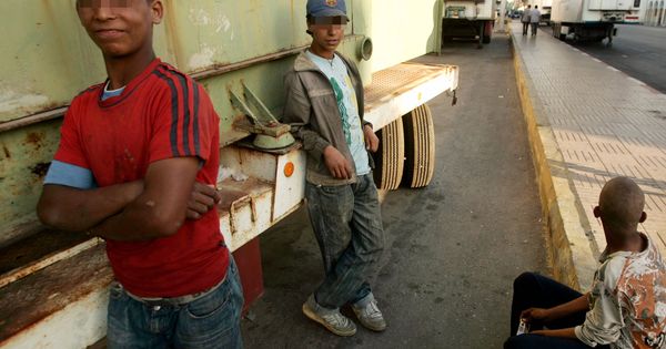 Foto: Varios niños aguardan en el puerto de Tánger esperando poder esconderse en un camión para cruzar el Estrecho, en 2007. (Reuters)