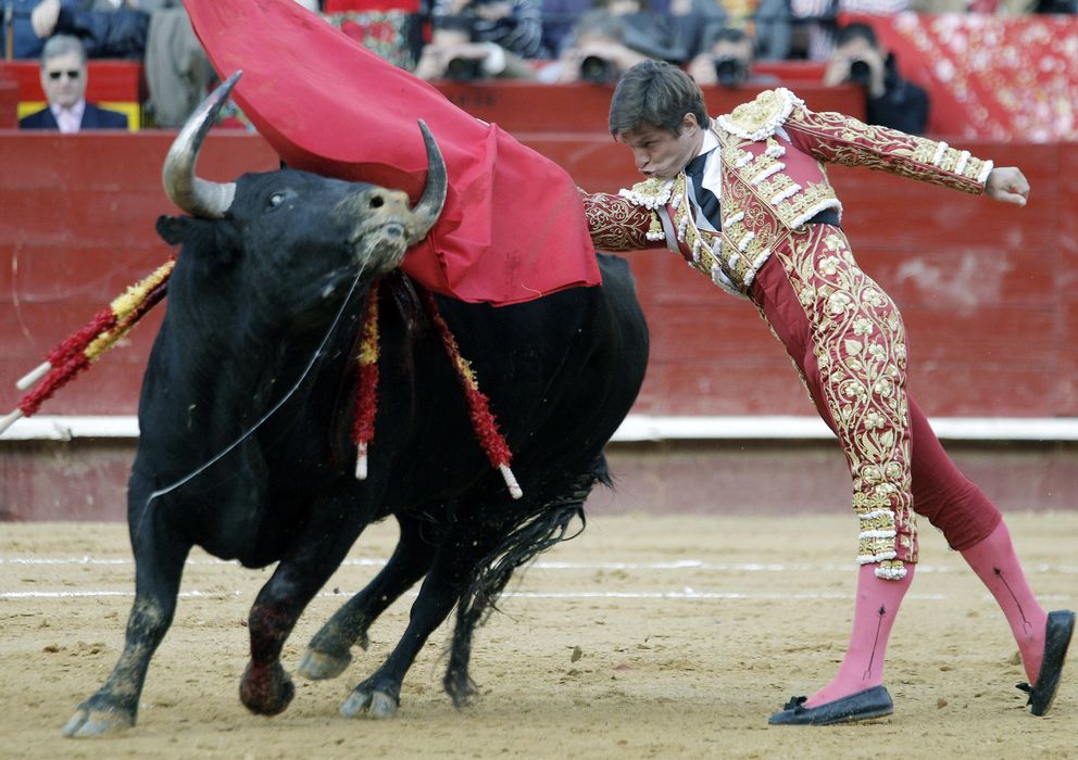 Foto: El Juli, durante la faena a su primer toro, al que cortó dos orejas (Efe)