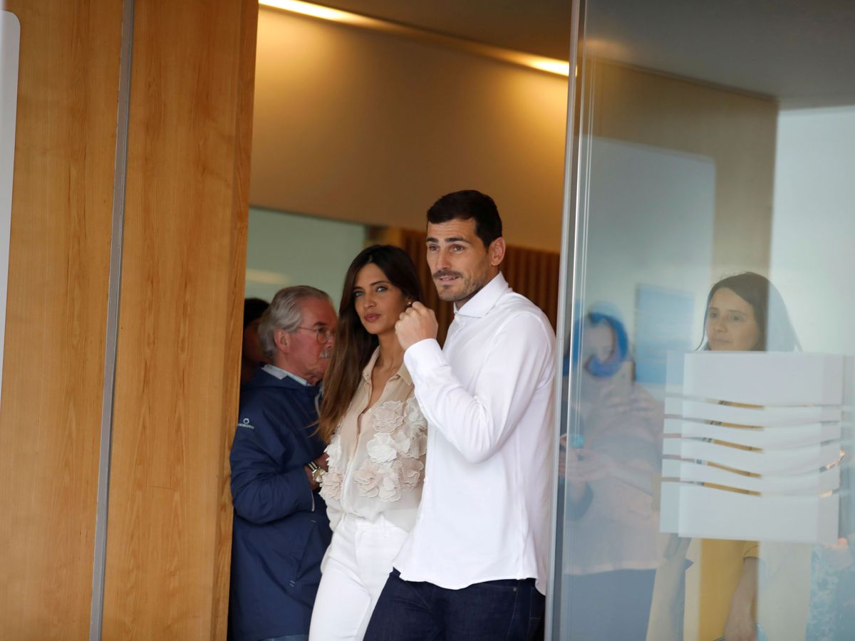 Foto: Iker Casillas y Sara Carbonero, justo hace un año con la camisa de Uterqüe. (REUTERS)