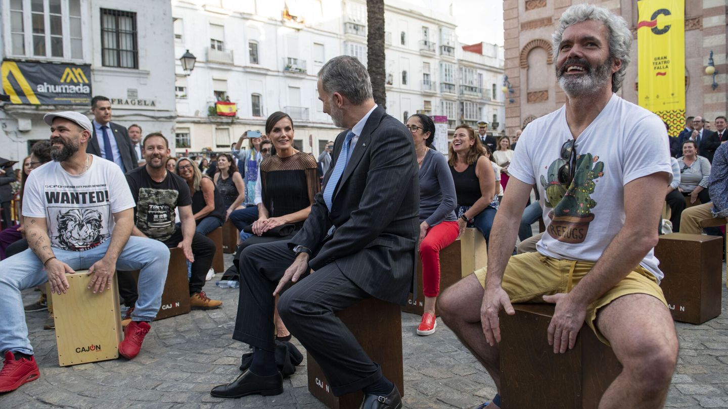 Felipe VI se ha animado a tocar un cajón flamenco junto a otros ciudadanos que estaban aprendiendo. (EFE/Str) 