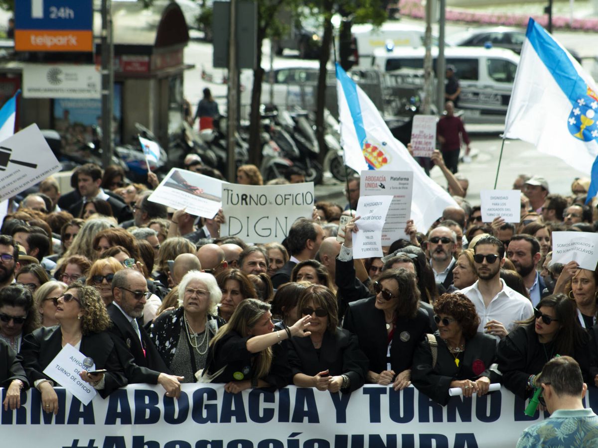 Foto: Abogados del turno de oficio durante la manifestación frente al Congreso de los Diputados en Madrid. (V. G.)