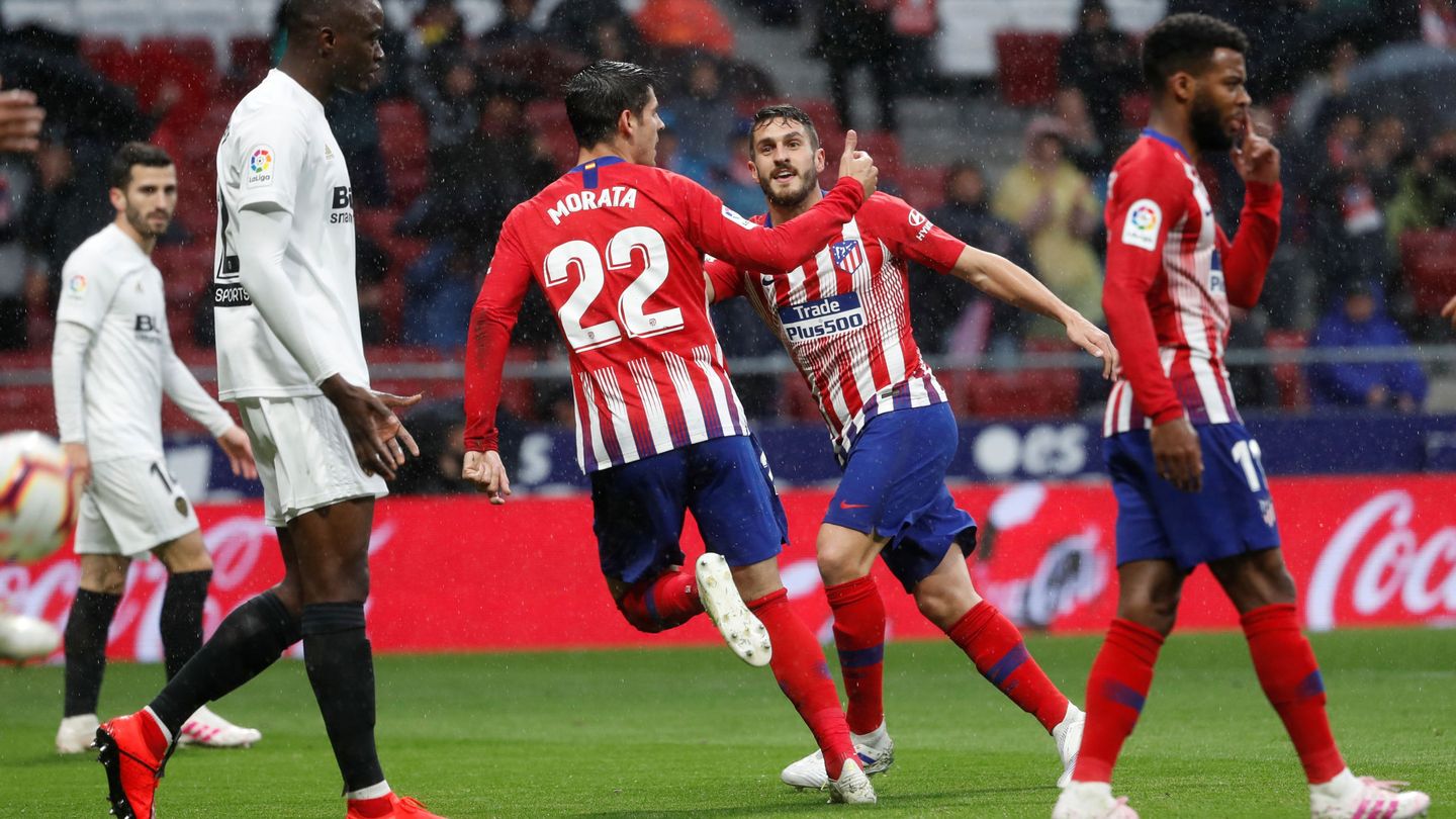 Morata celebra con sus compañeros su gol al Valencia. (EFE)