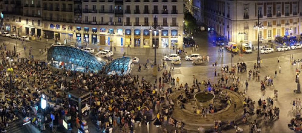 Foto: Un centenar de 'indignados' bloquean sus cuentas de Bankia como medida de protesta