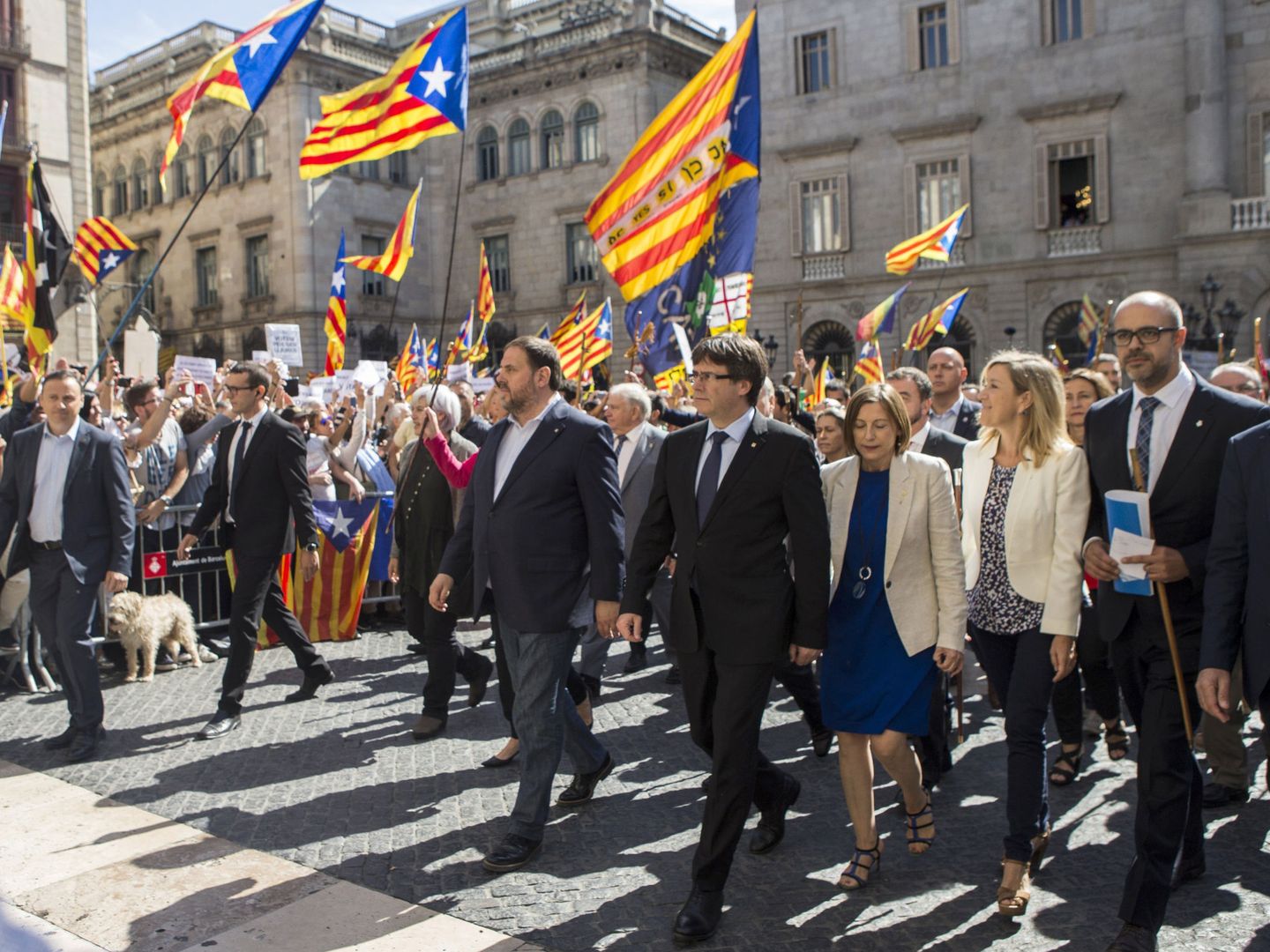 Carles Puigdemont, la presidenta del Parlamento Carme Forcadell, y el vicepresidente Oriol Junqueras participan en la concentración de alcaldes en la plaza Sant Jaume de Barcelona. (EFE)