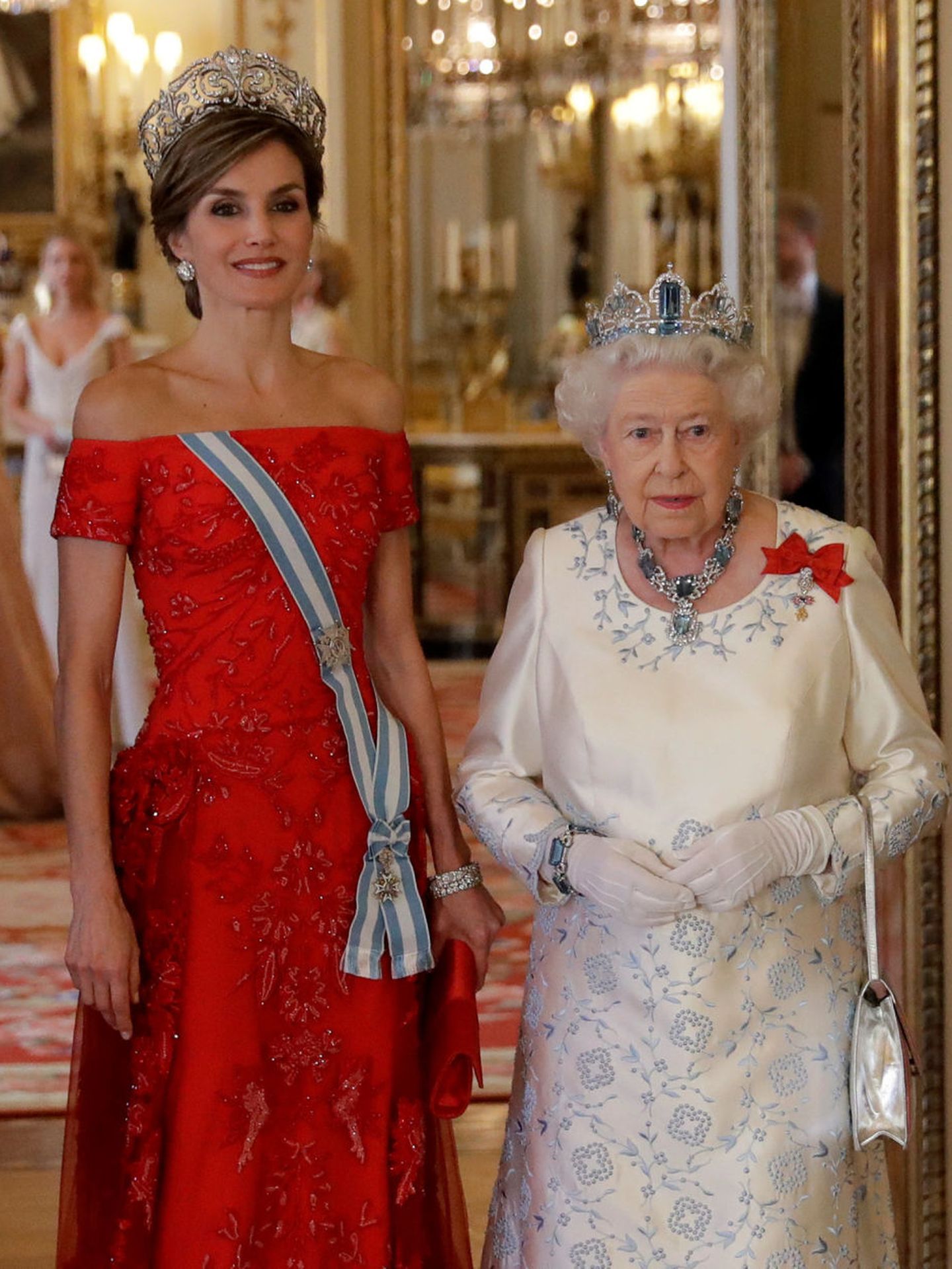 Doña Letizia, con Isabel II. (Reuters/Pool/Matt Dunham)