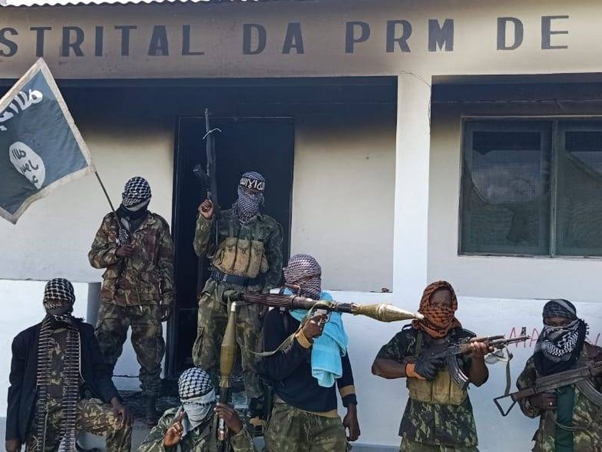 Foto: Insurgentes islamistas en Mozambique el pasado abril.