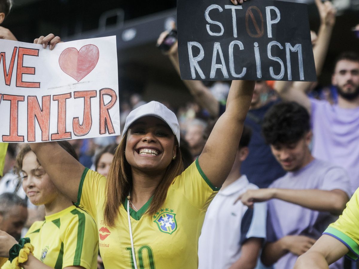 Foto: Pancartas de apoyo a Vinícius en un amistoso Brasil-Guinea. (EFE/Quique García)