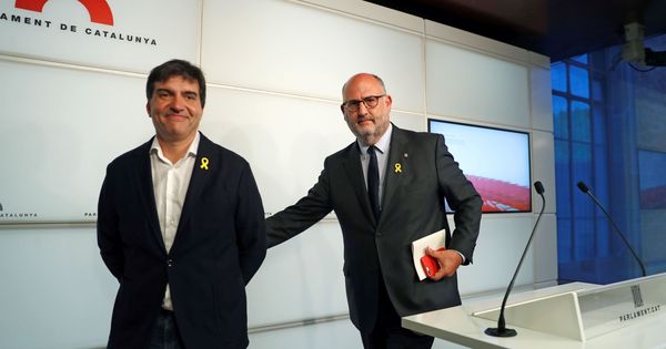 Foto: El portavoz de ERC, Sergi Sabrià (i), y el de JxCAT, Eduard Pujol, explican en rueda de prensa el acuerdo por el voto delegado de los diputados suspendidos. (EFE)