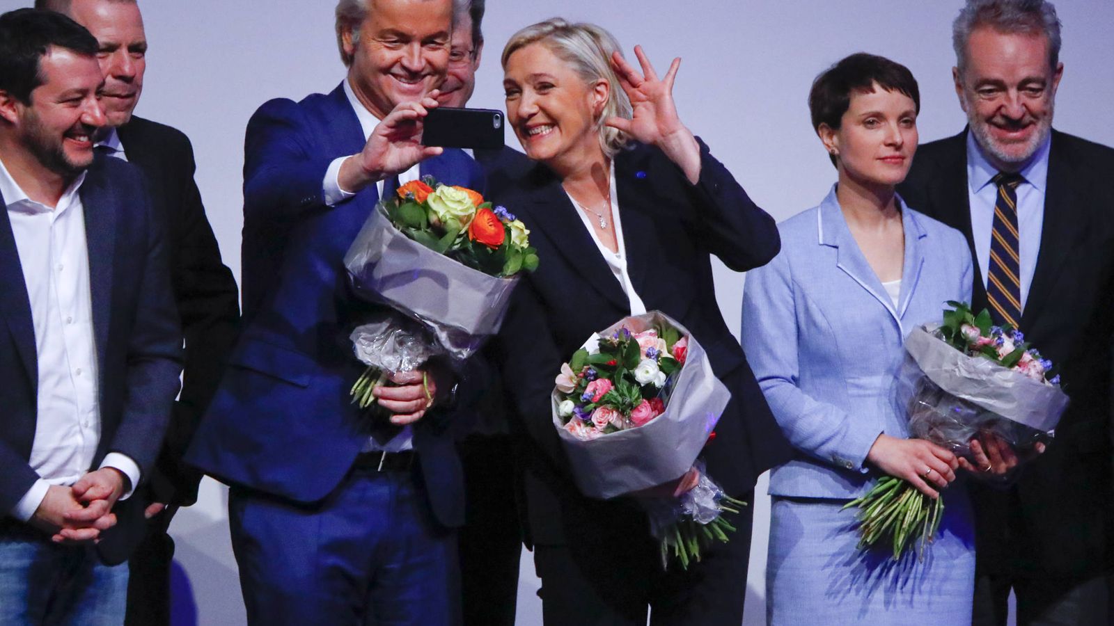 Foto: Marine Le Pen (c) y Geert Wilders durante el congreso de líderes del ultraderecha celebrado en Coblenza, Alemania (Reuters). 