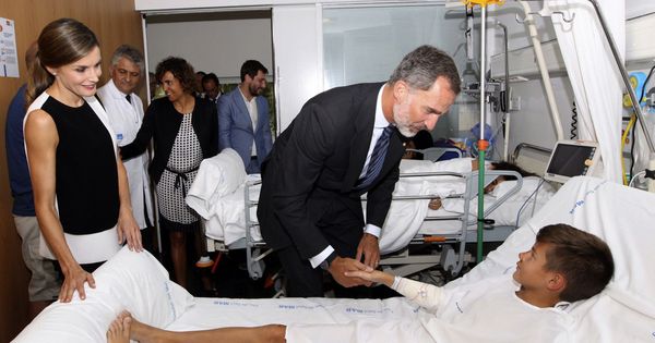 Foto: Fotografía de los Reyes en el Hospital del Mar donde visitaron a los heridos ingresados. (EFE)