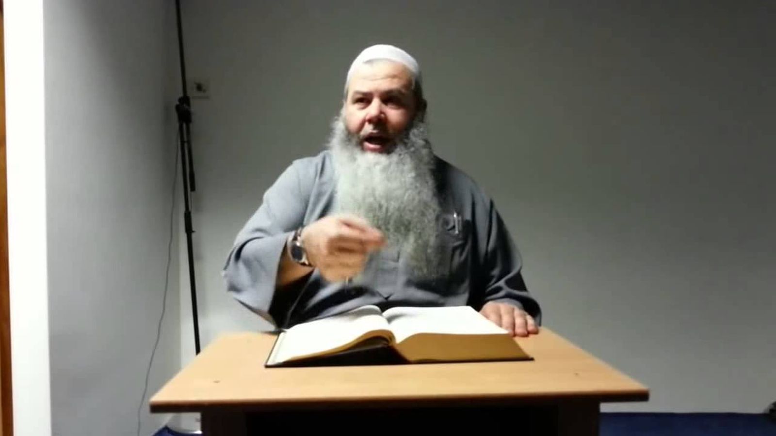 Foto: Al Alami Amaouch, alias "Abu Hamza", en una captura de una de sus prédicas en YouTube