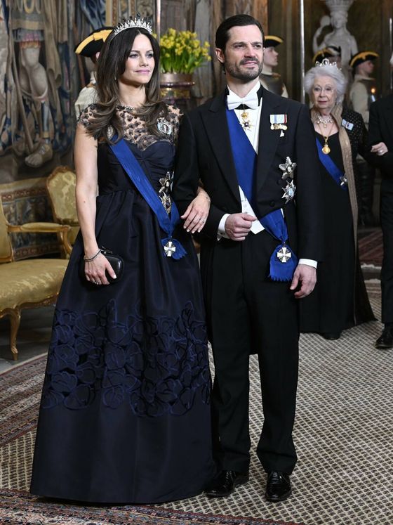 La princesa Sofía, acompañada por Carlos Felipe, asiste a la cena de gala celebrada en el Palacio de Estocolmo con motivo de la visita del líder finés. (CP)