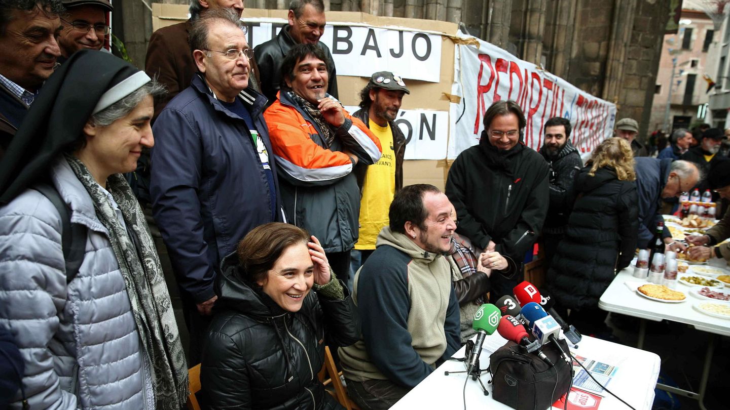 La activista de Procés Constituent Teresa Forcades, Ada Colau (Barcelona en Comú) y el diputado de la CUP, David Fernández. (Efe)