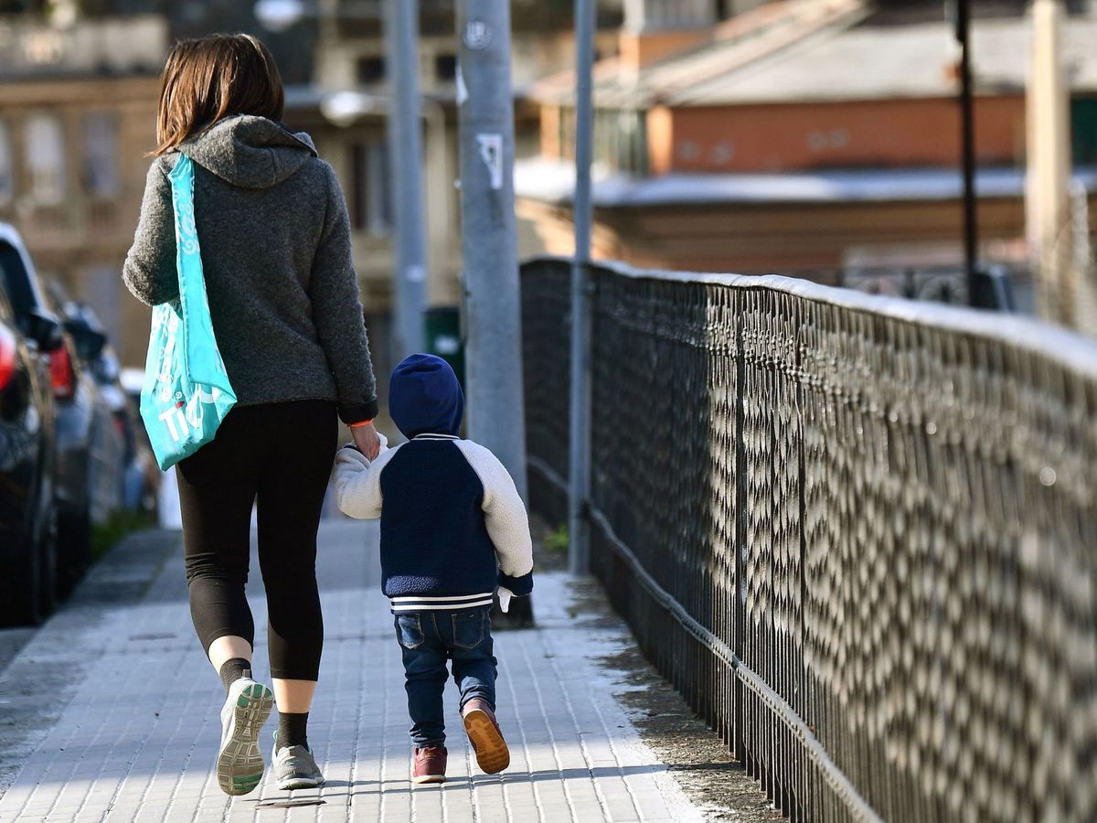 Foto: Una madre pasea con su hijo en Génova (EFE)