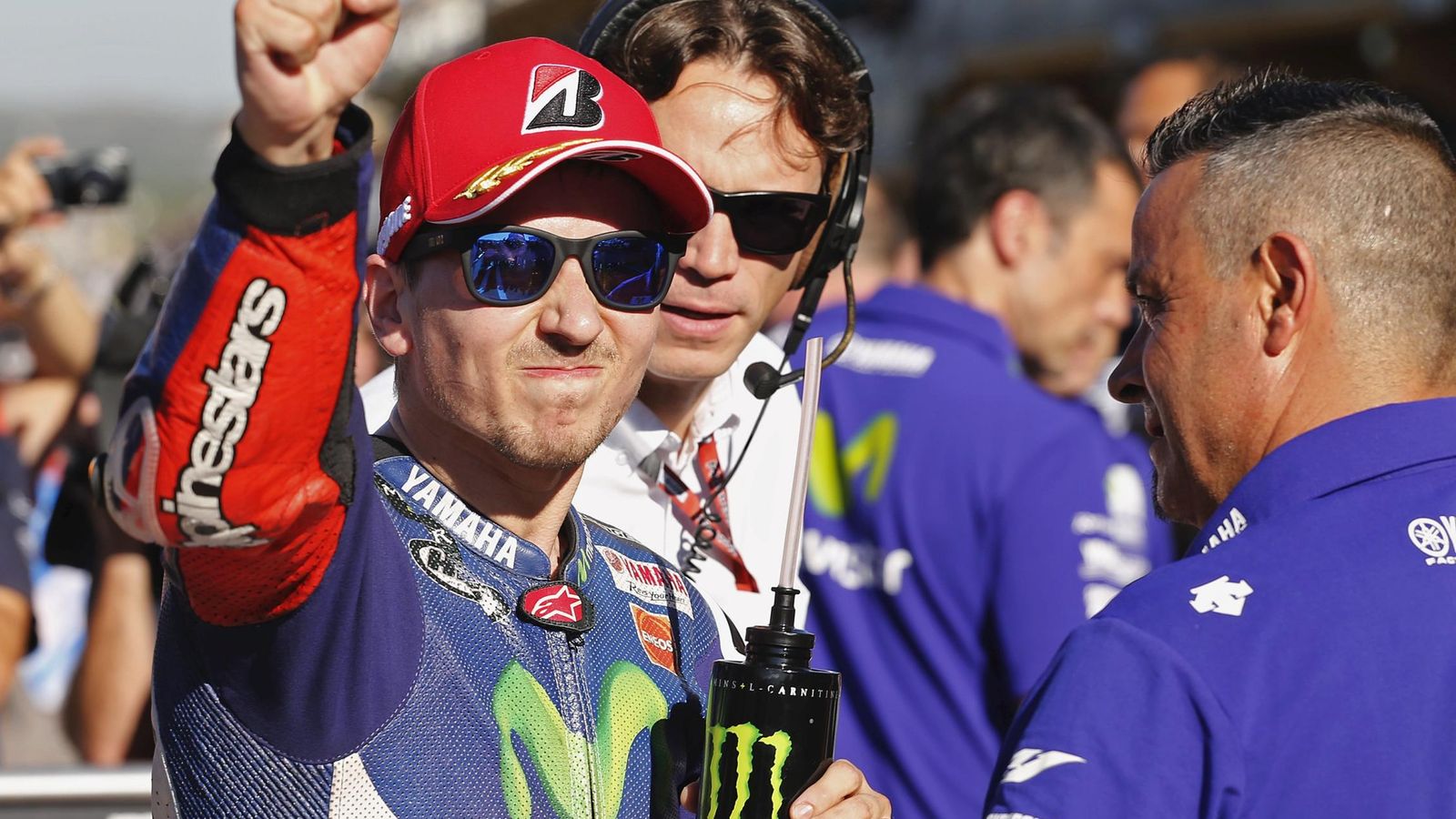 Foto: Jorge Lorenzo celebra con el puño en alto su 'pole' en el Gran Premio de Valencia (Reuters).