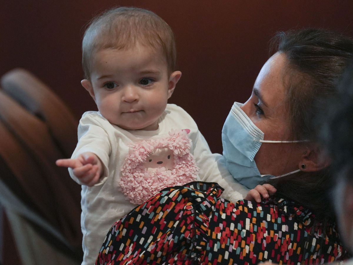 Foto: Emma, la bebé de 13 meses trasplantada de intestino, simboliza los hitos del trasplante en 2020. (EFE/Borja Sánchez-Trillo)