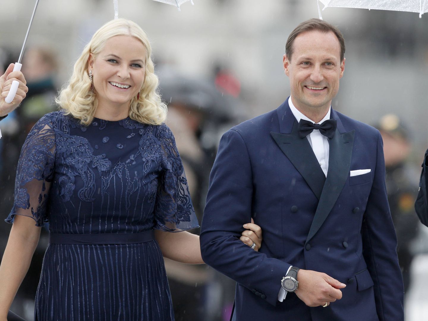 Con su marido, Haakon de Noruega, en la celebración del 80 cumpleaños del rey Harald. (Gtres)