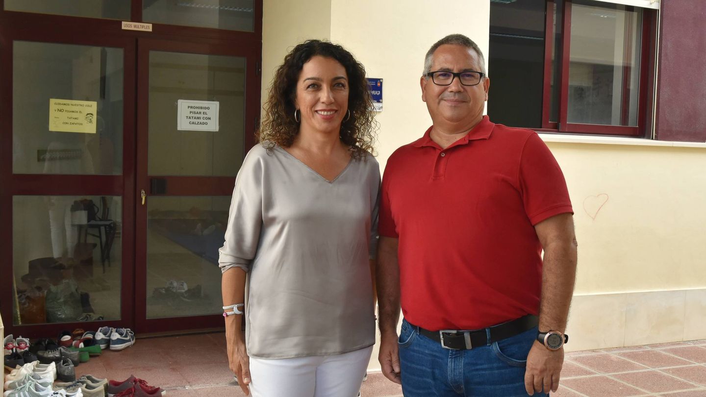 Cecilia Vega y Eduardo Blesa, delante del aula de 'Mindfulness'. (T. G.)