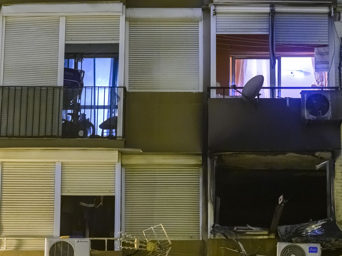 Foto: Quince afectados en el incendio de una vivienda en Sevilla. (EFE/Raúl Caro)