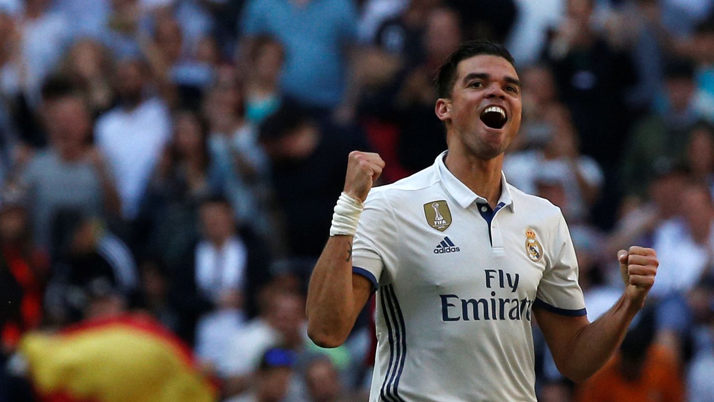 Pepe hizo una buena pareja junto a Ramos en el Madrid. (Reuters/Vincent West)