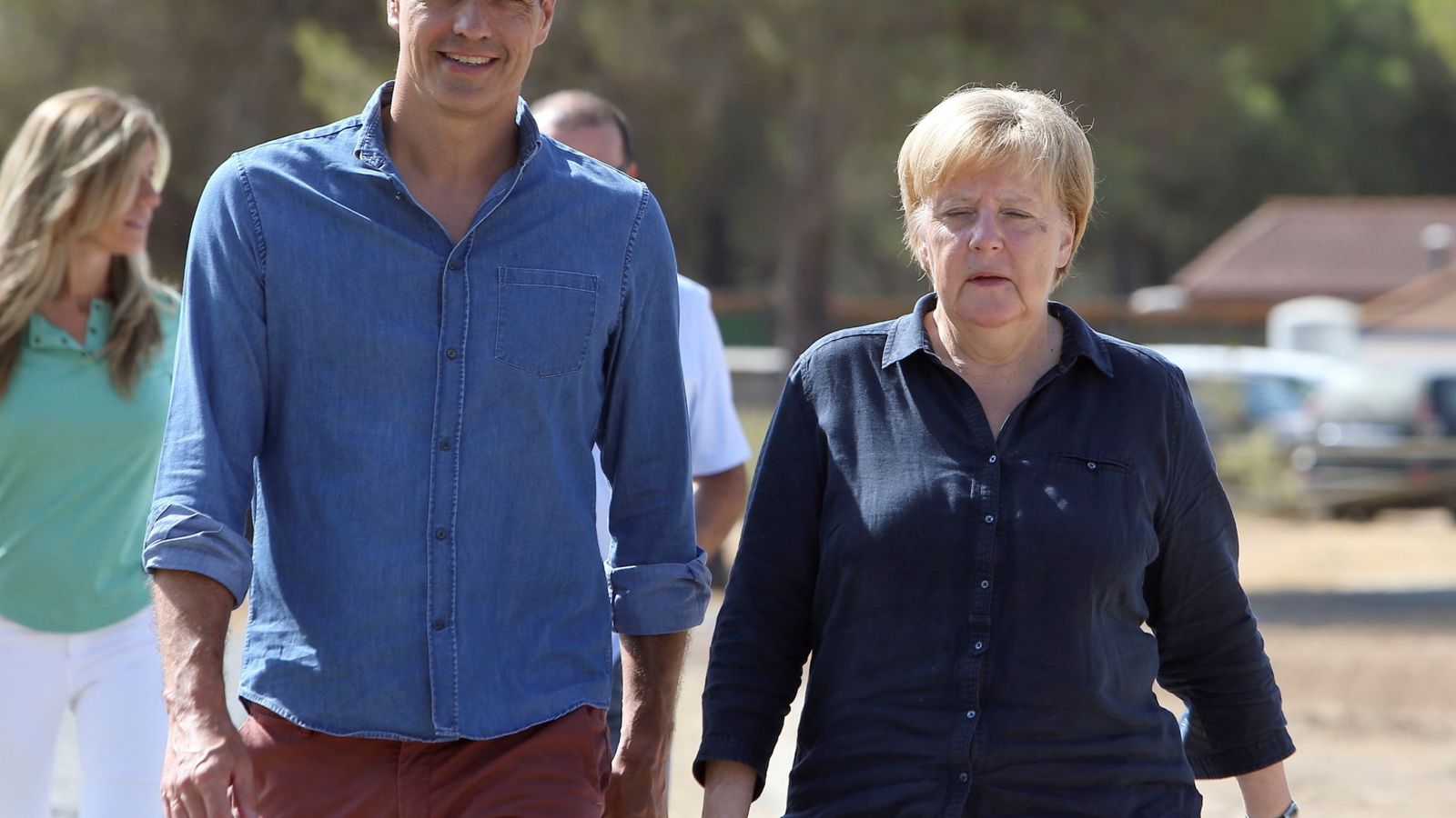Foto: Pedro Sánchez y Angela Merkel en Doñana. (EFE)