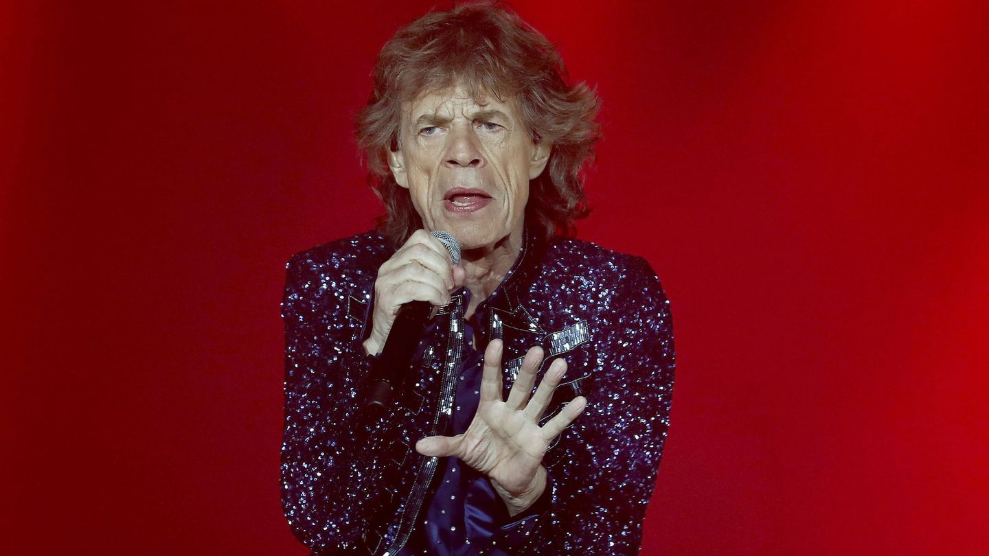 El cantante y líder de la banda de rock The Rollings Stones, Mick Jagger, durante su actuación esta noche en el Estadi Olímpic de Montjuic. (EFE)