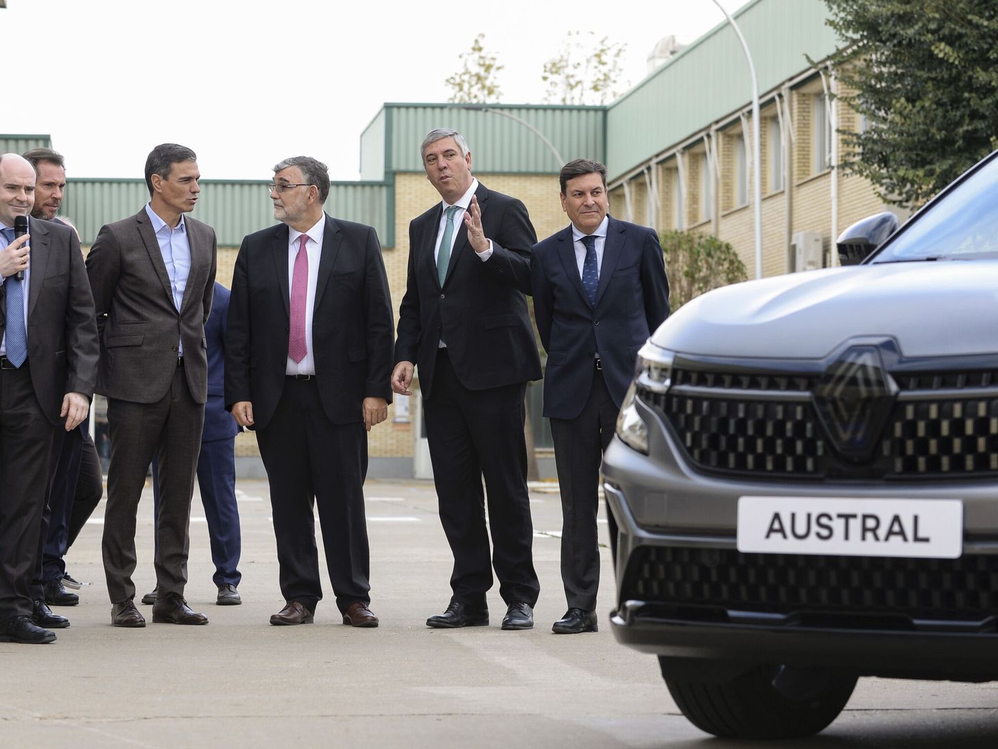 El presidente del Gobierno, Pedro Sánchez, junto al director general de Renault España, José Vicente de los Mozos. (EFE/Nacho Gallego)