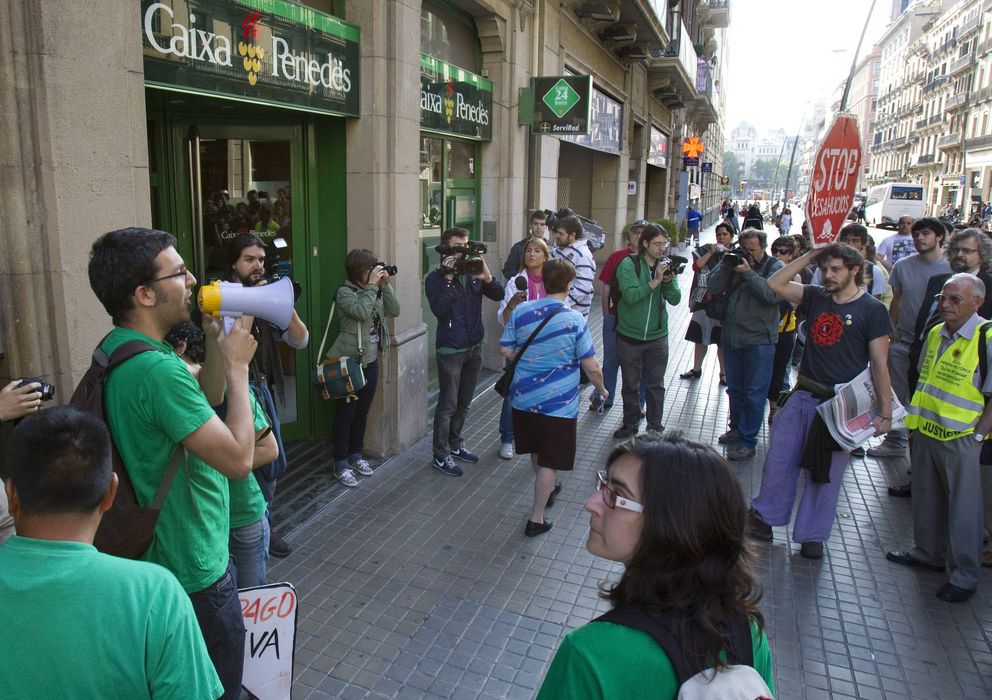Foto: Protesta de clientes frente a una oficina de Caixa Penedès. (Efe)