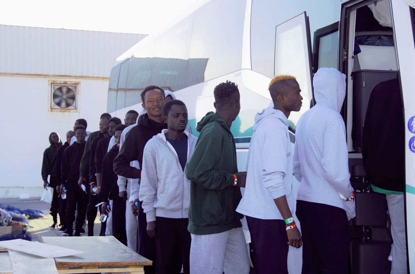 Varios migrantes, tras su rescate por parte de Salvamento Marítimo en Motril, Granada. (EFE)