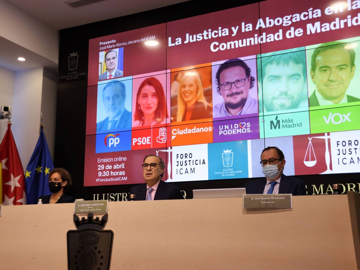 Foto: De izquierda a derecha: María Segimón, José María Alonso (decano del ICAM) e Ignacio Monedero durante el acto Foro Justicia. 