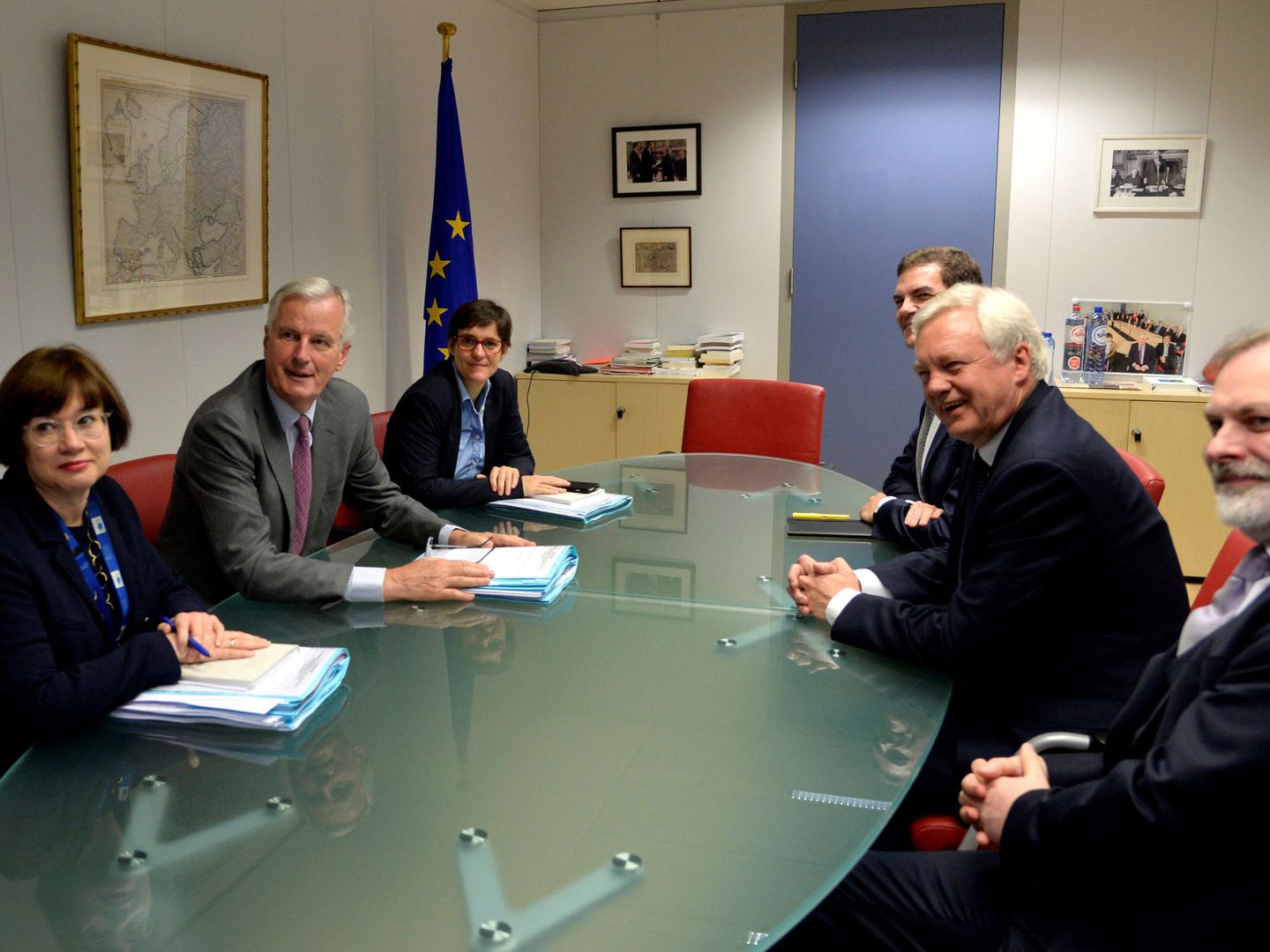 Los equipos de Barnier y Davis en la primera ronda de negociaciones del Brexit. (Reuters)