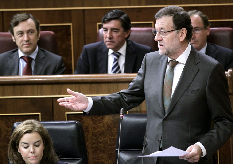 Foto: El presidente del Gobierno, Mariano Rajoy (d), interviene desde su escaño en la sesión de control