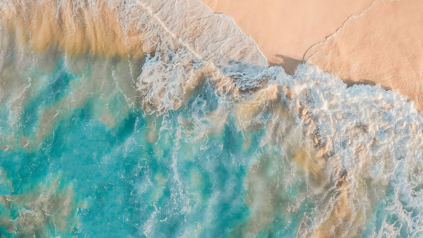 Los tonos del larimar recuerdan a las aguas del mar Caribe. (Pexels/Jess Loiterton)