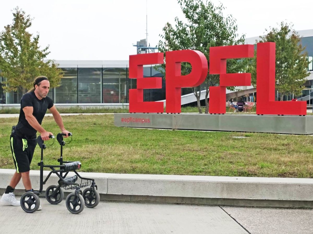 Foto: Michel Roccati, paciente que sufre de paraplejia, camina por el Complejo de la Escuela Politécnica Federal de Lausana. (EFE/Escuela Politécnica Federal de Lausana)
