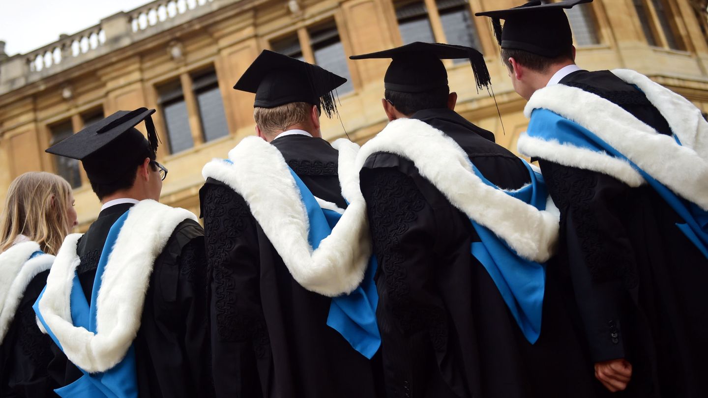 Graduados de la Universidad de Oxford. (Reuters)