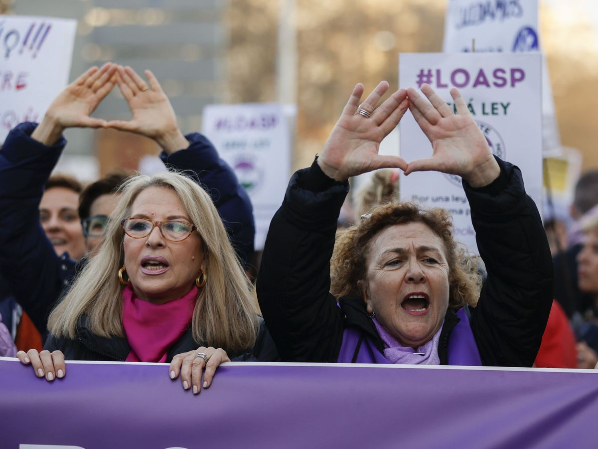 Foto: Asistentes durante la manifestación organizada por el Movimiento Feminista de Madrid el 8 de marzo. (EFE/Juan Carlos Hidalgo)
